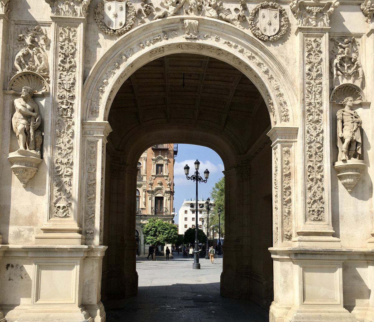 Rathaus von Sevilla mit den Figuren Herkules und Cäsar