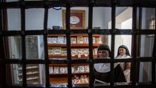 Nonnen des Klausurklosters Santa Maria de Jesus verkaufen dulces